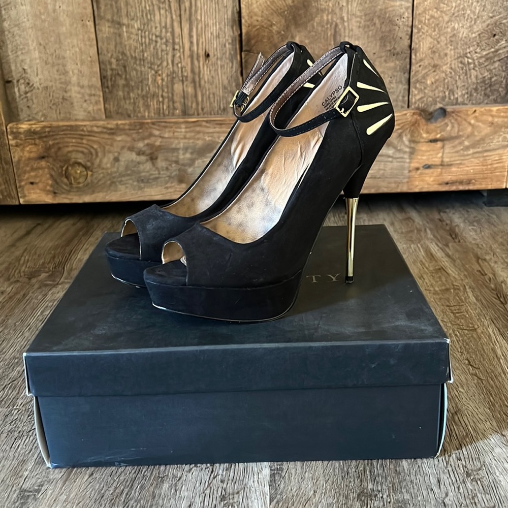 Absolutely beautiful Sole Society black and gold Calypso heels